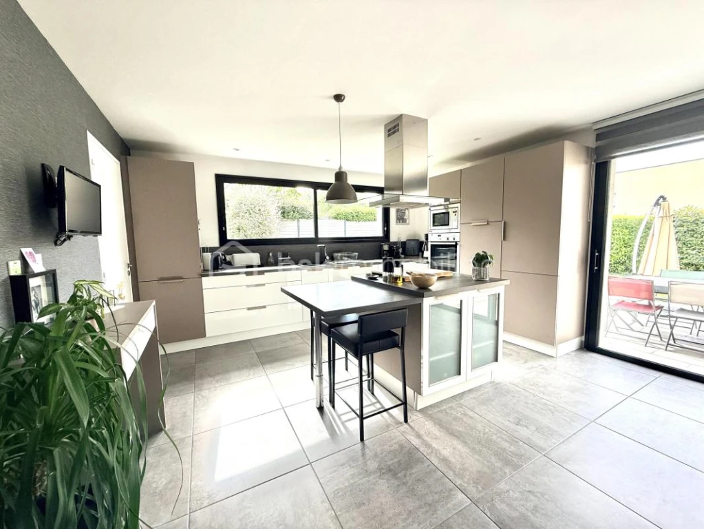 eFiA1xvOuClpsztD7UZd2bEmZkiTuP9s7meMhog0.jpg