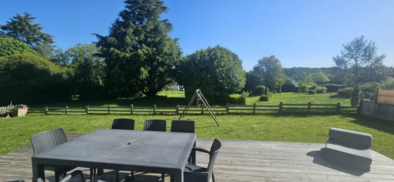 VUE DE LA TERRASSE SUR LES JARDINS DE L'EHPAD