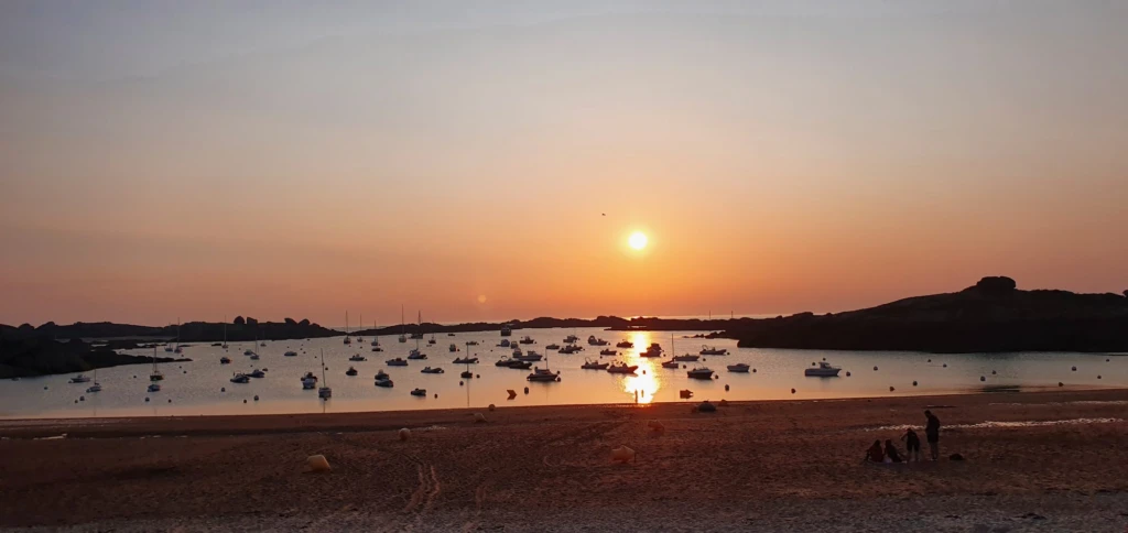 coucher de soleil à Coz Pors TREGASTEL
