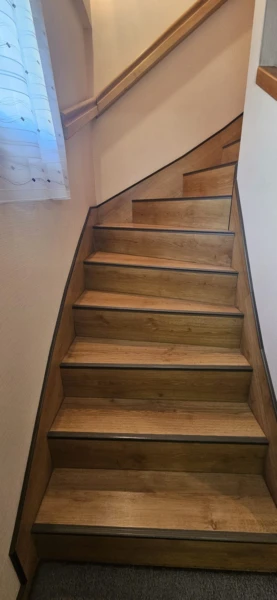 ESCALIER ENTRE RDC ET SOUS SOL