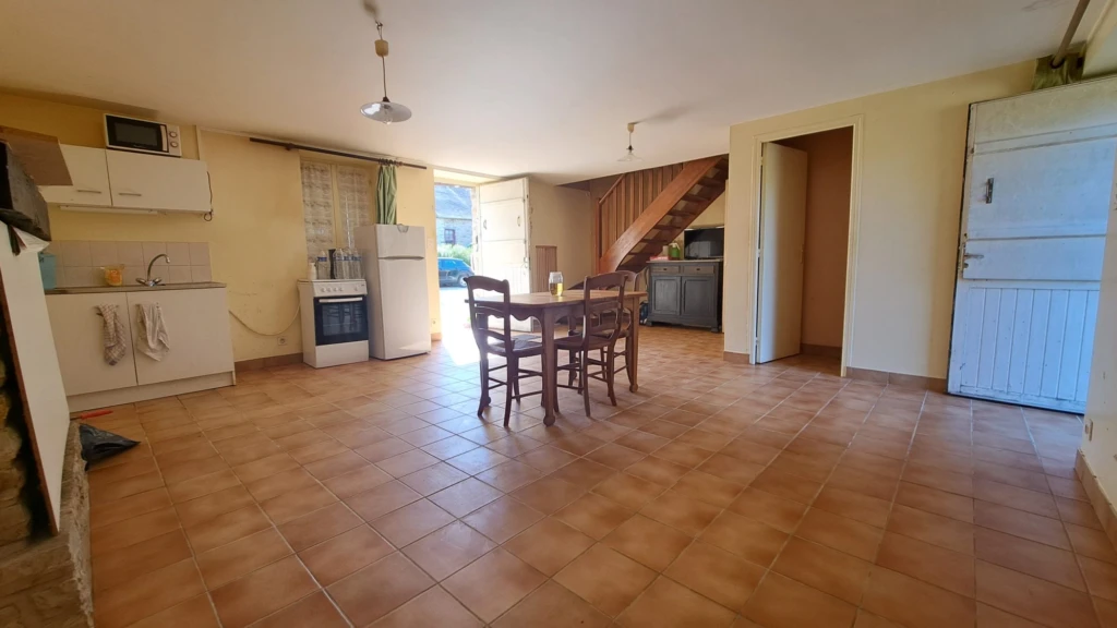 Pièce de vie et coin cuisine maison 1