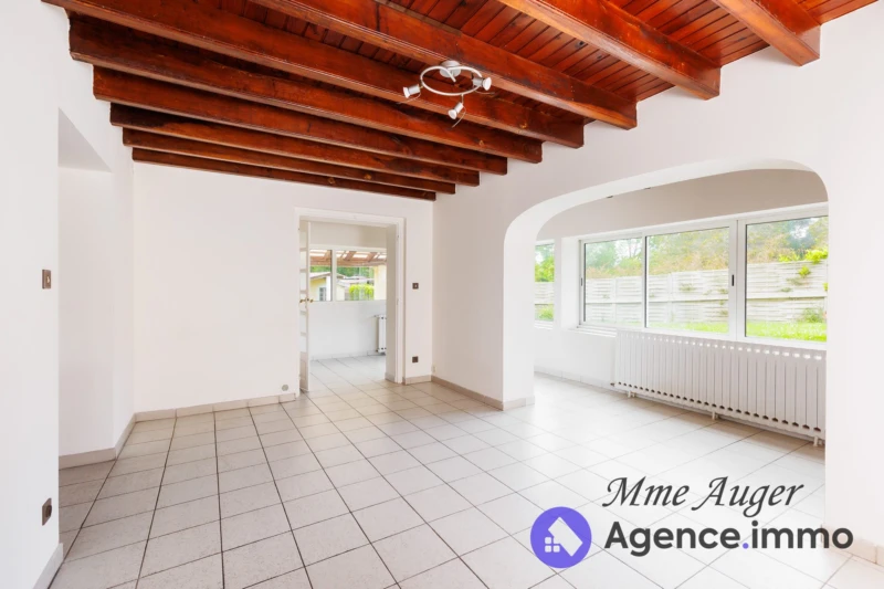 Salle de vie avec vue jardin