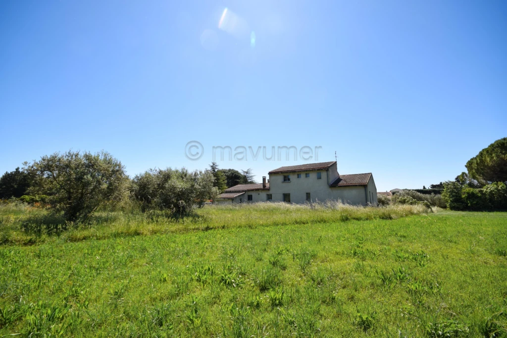 Maison T5 de 170m2 - 2 garages - 3000m2 de terrain - 83400 Cavaillon n°2