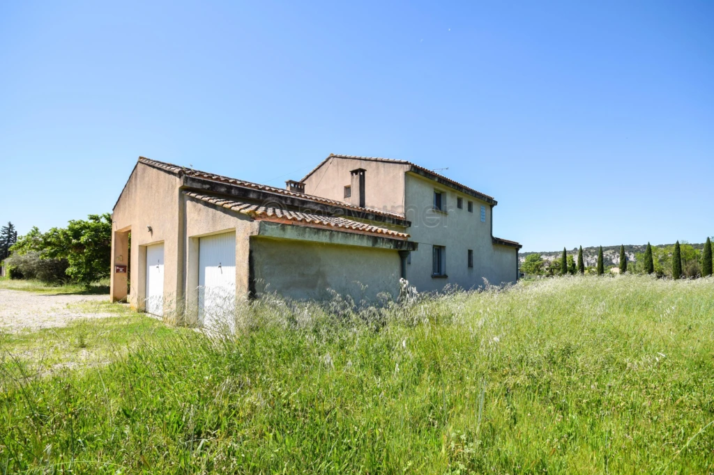 Maison T5 de 170m2 - 2 garages - 3000m2 de terrain - 83400 Cavaillon n°4