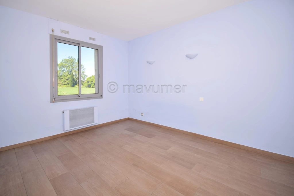 Maison T5 de 170m2 - 2 garages - 3000m2 de terrain - 83400 Cavaillon n°2