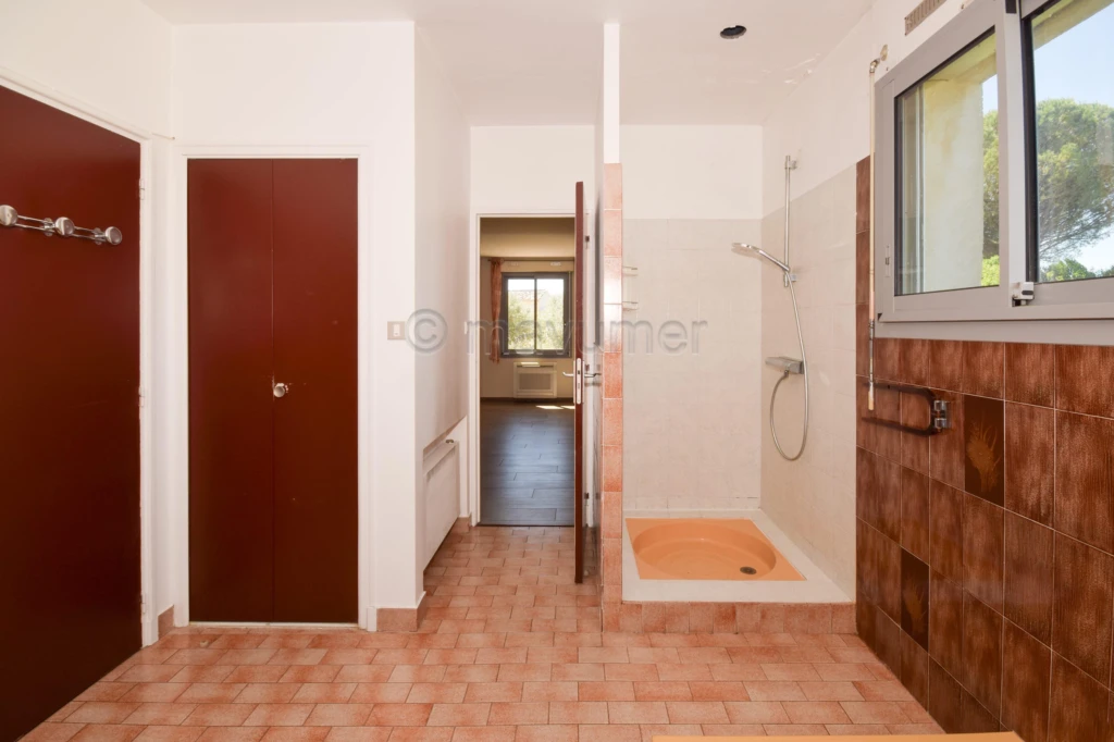 Maison T5 de 170m2 - 2 garages - 3000m2 de terrain - 83400 Cavaillon n°3