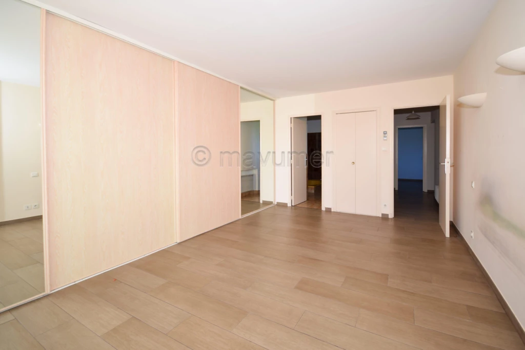 Maison T5 de 170m2 - 2 garages - 3000m2 de terrain - 83400 Cavaillon n°4