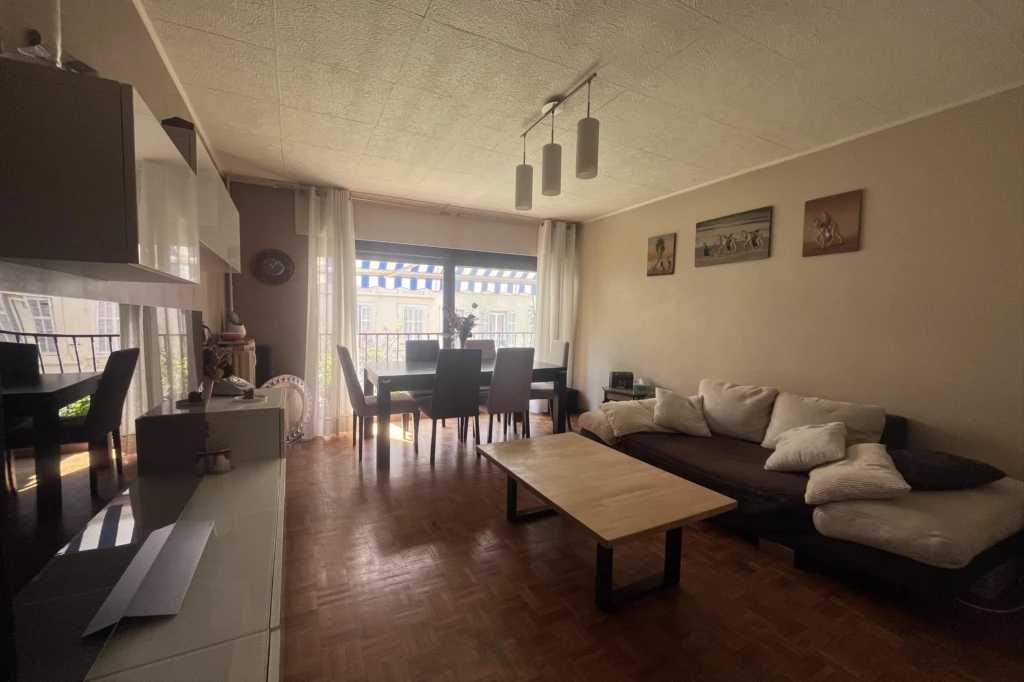 Appartement T3 avec balcon, place de paking et cave . Désirée Clary 13003 Marseille