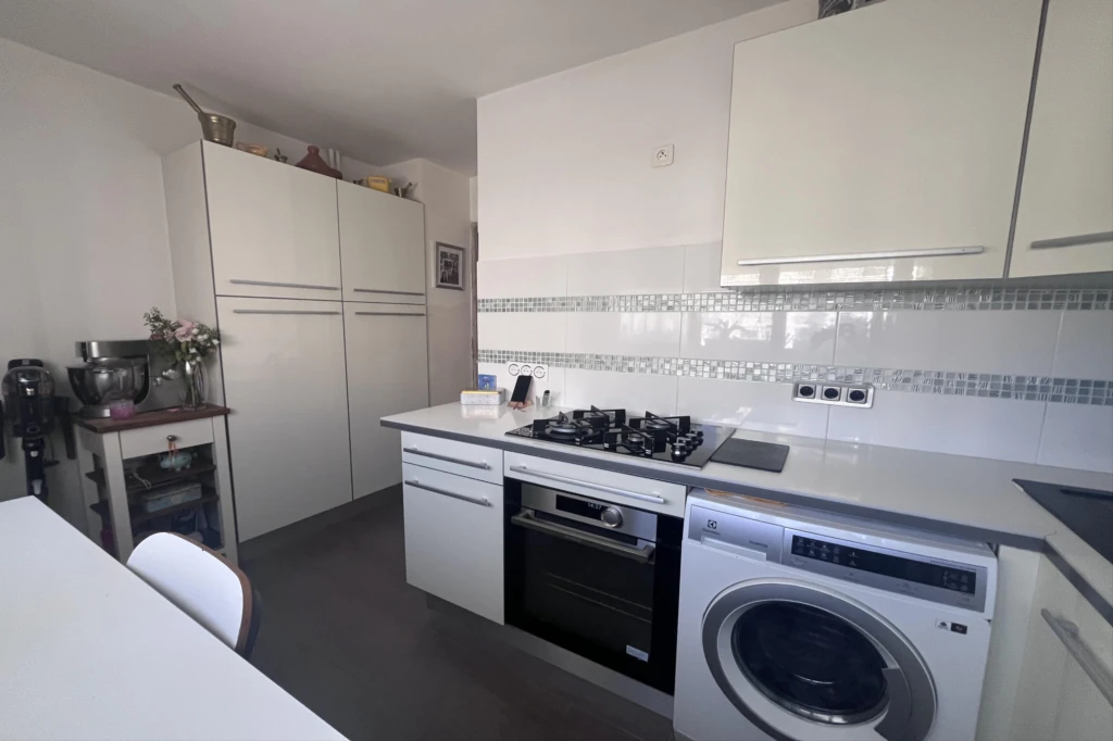 Appartement T3 avec balcon, place de paking et cave . Désirée Clary 13003 Marseille