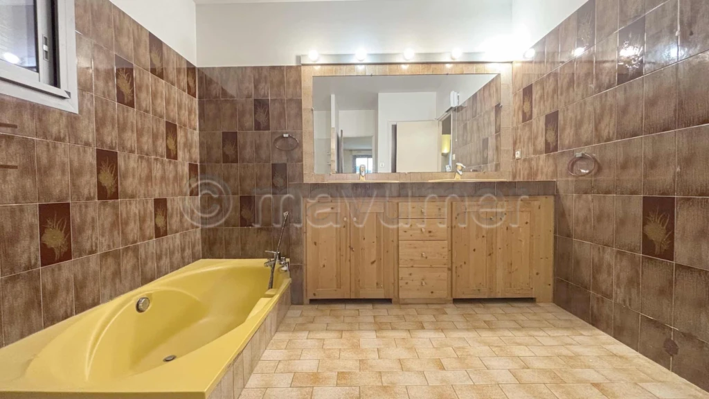 Maison T5 de 170m2 - 2 garages - 3000m2 de terrain - 84300 Cavaillon n°1