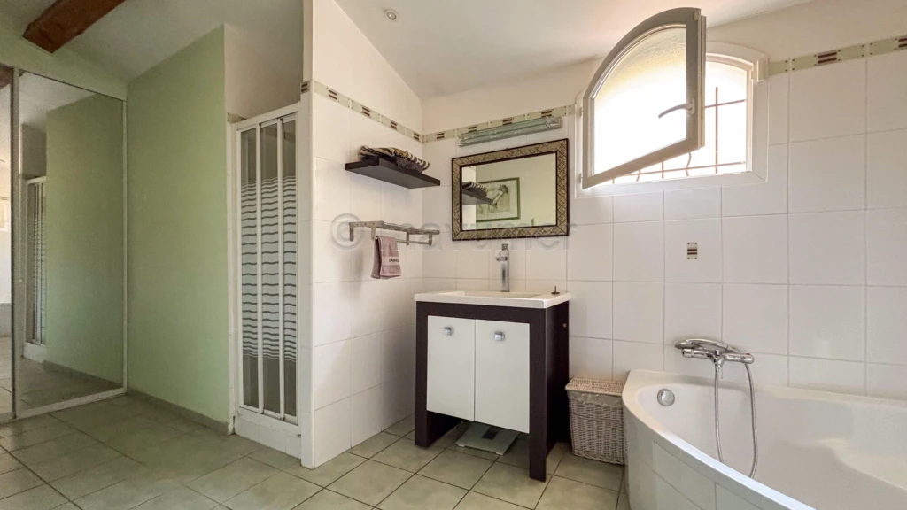 Maison individuelle T5 de 155m² - plain pied - piscine - 83640 Saint Zacharie n°12