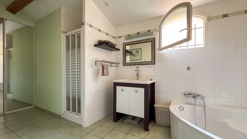 Maison individuelle T5 de 155m² - plain pied - piscine - 83640 Saint Zacharie n°12
