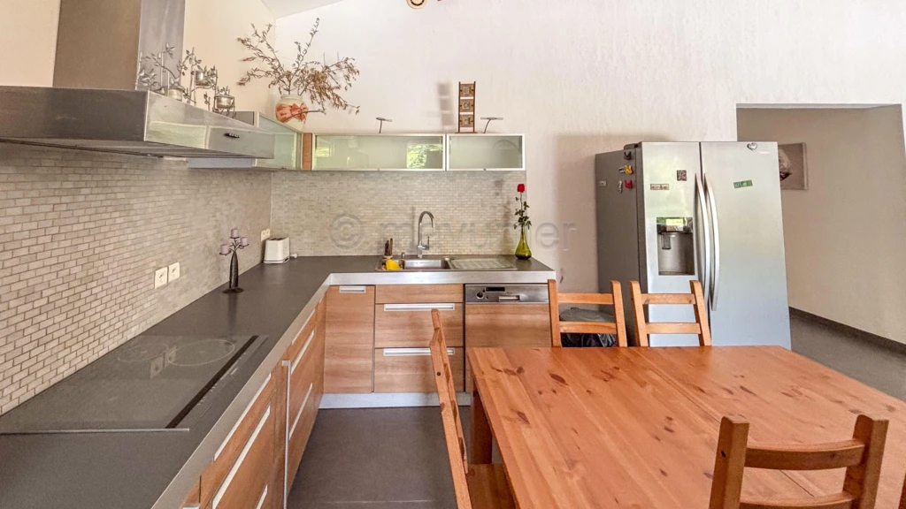 Maison individuelle T5 de 155m² - plain pied - piscine - 83640 Saint Zacharie n°7