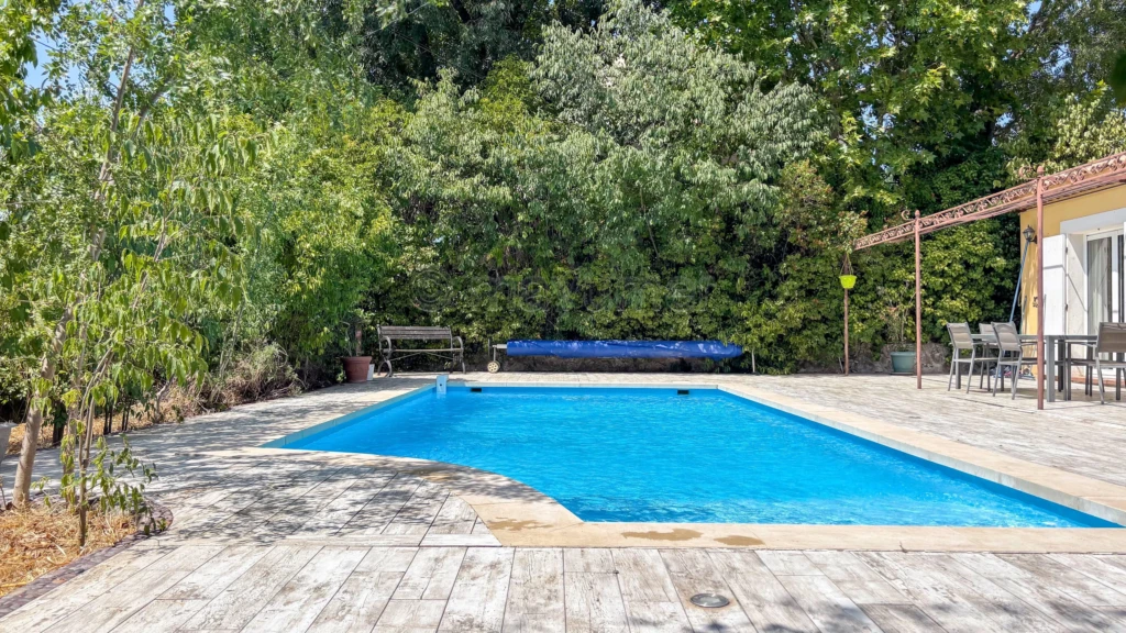 Maison individuelle T5 de 155m² - plain pied - piscine - 83640 Saint Zacharie n°2