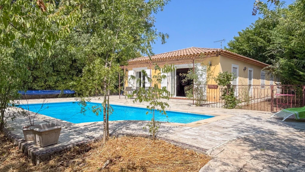 Maison individuelle T5 de 155m² - plain pied - piscine - 83640 Saint Zacharie n°5