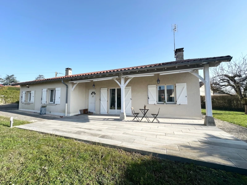 Façade EST : 146 m² habitables, 1 193 m² de terrain clos