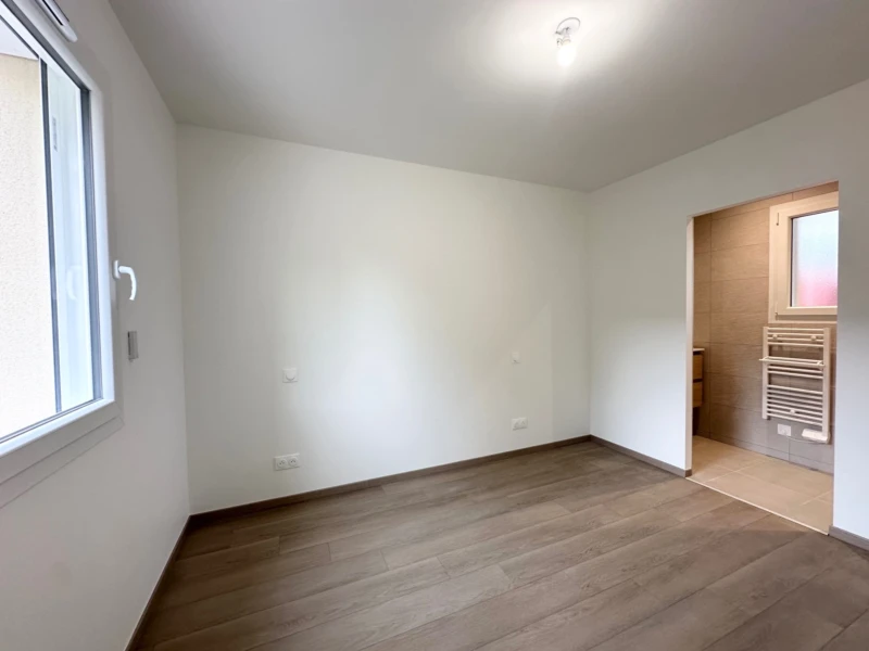 Chambre parentale du RDC avec salle d'eau