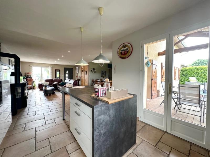 Cuisine ouverte sur le double séjour traversant de 62 m²