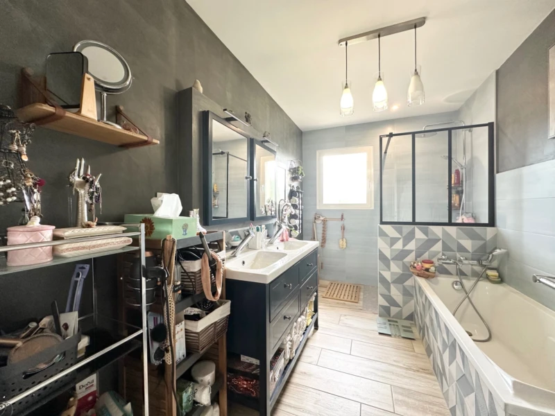 Salle de bains de 7 m² avec baignoire, douche, double vasque
