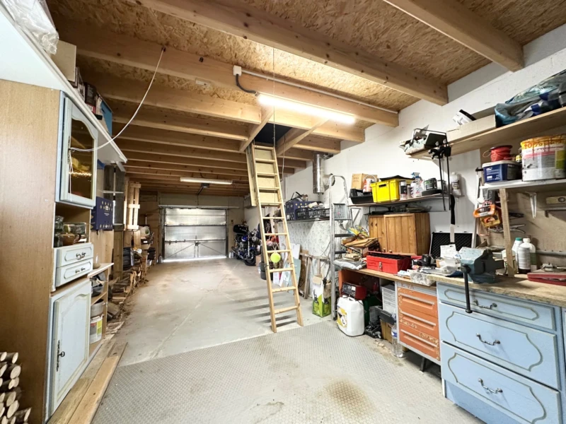 Cellier/buanderie/chaufferie de 14 m² avec cabine douche, wc, évier. Accès sur l'extérieur