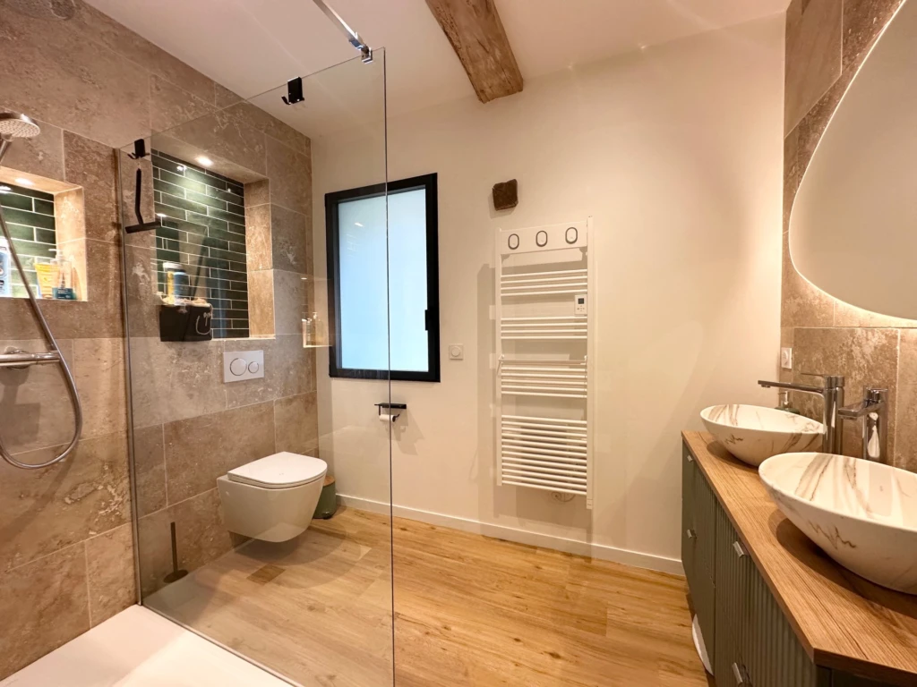 Salle d'eau avec toilette suspendu, 5.5 m²