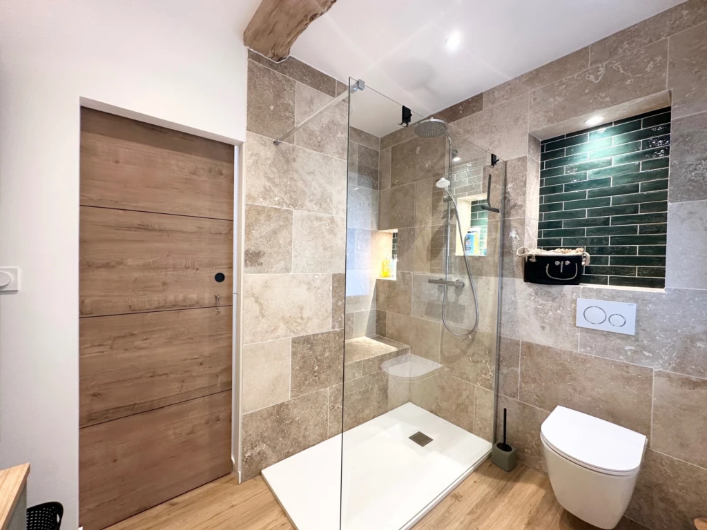 Salle d'eau avec toilette suspendu, 5.5 m²