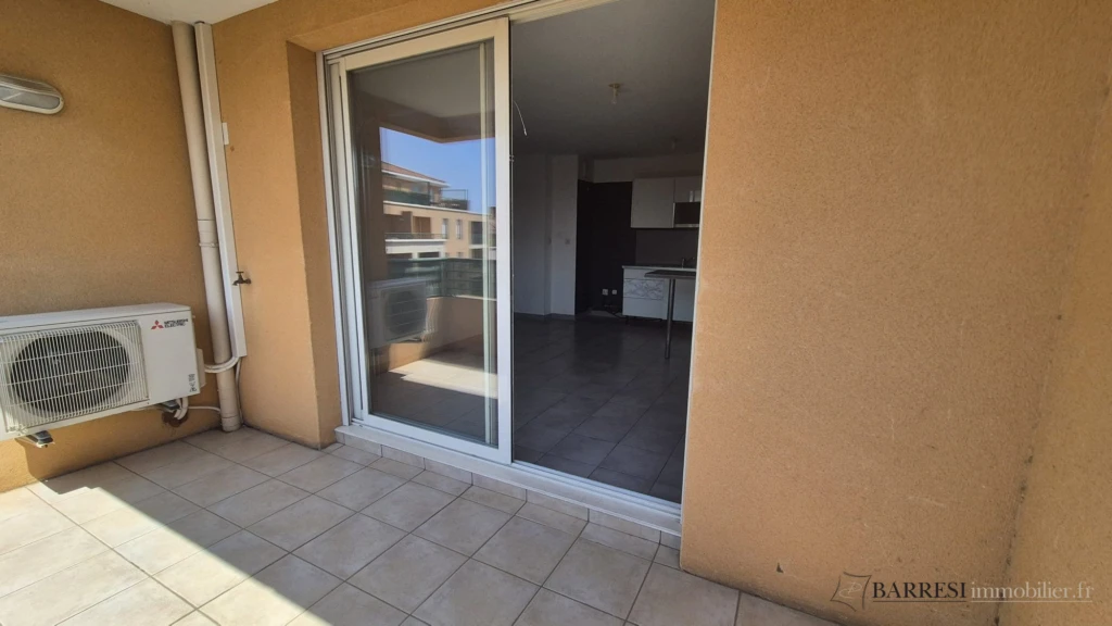 Terrasse de 7,50 m² exposée Ouest avec vue dégagée sur le parc