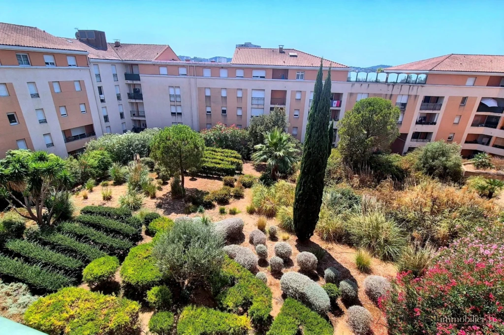 Vue dégagée sur le parc depuis la terrasse