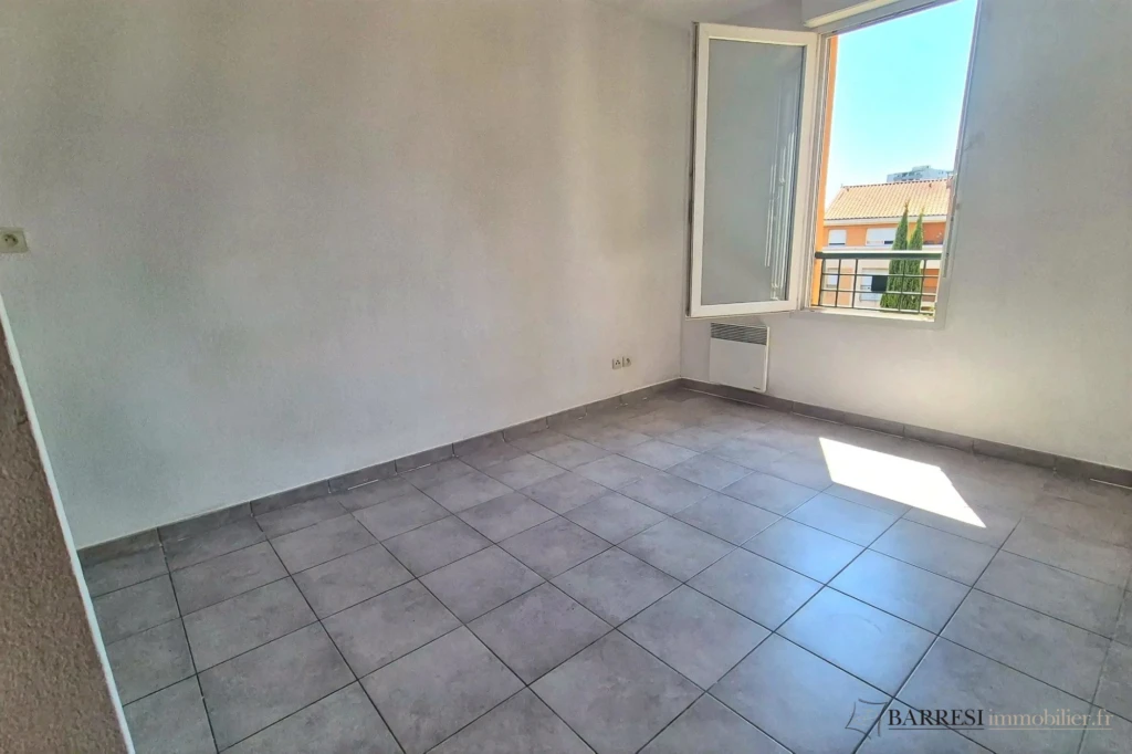 Chambre 1 avec rangements intégrés