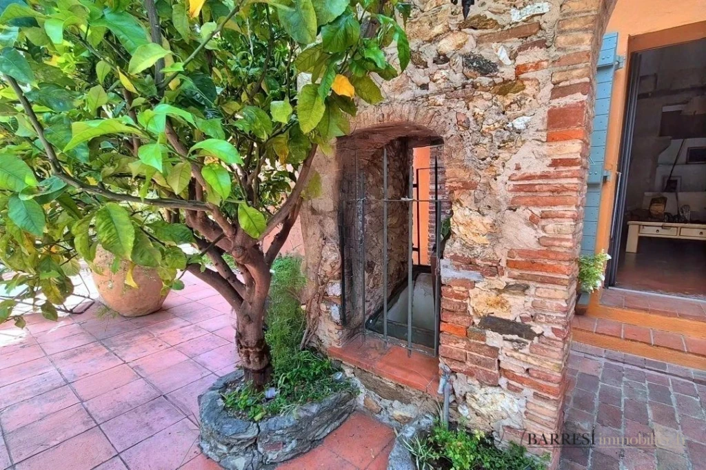 Chambre demeure avec vue sur la charpente et la toiture traditionnelle