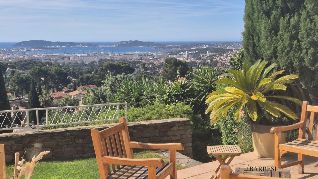 Terrasse principale coté salle à manger + vue