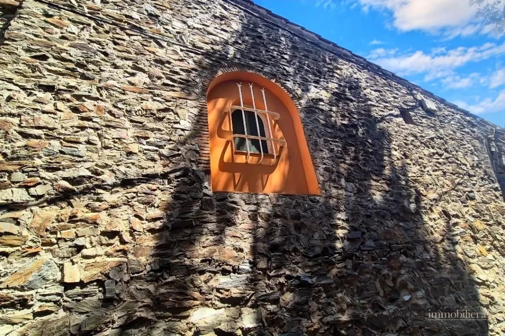 Éléments anciens vitrail et facade extérieur
