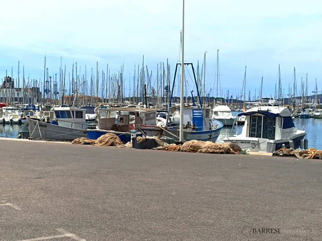Mayol au bas de l'immeuble