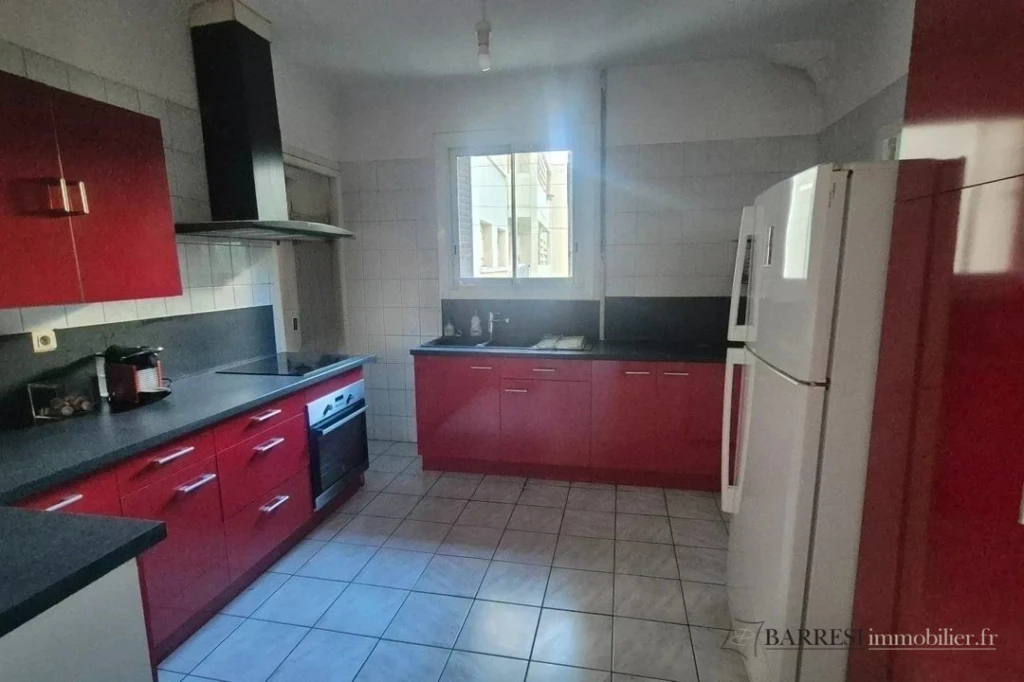 Cuisine indépendante de 12,19 m², aménagée et équipée, présentée dans son état actuel.uisine