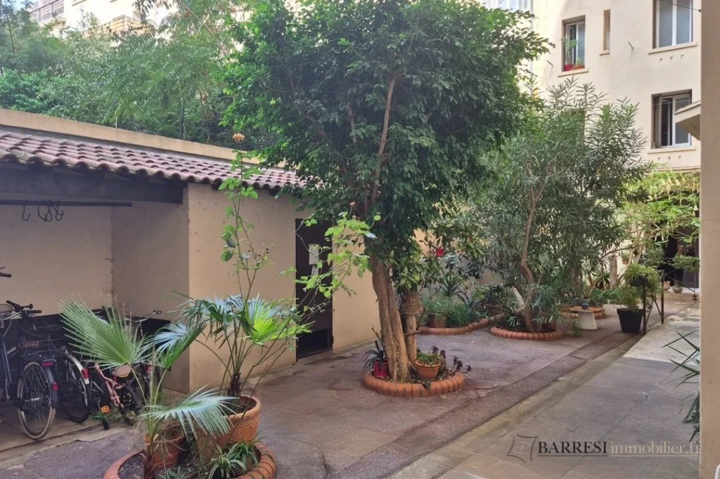 Hall Immeuble de caractère avec ascenseur, situé à Toulon Ouest
