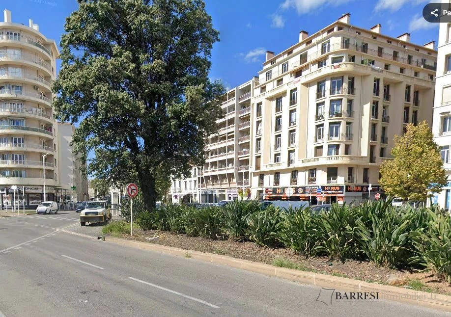 Cour intérieure de la copropriété aménagée en patio, avec espace dédié aux vélos des copropriétaires.