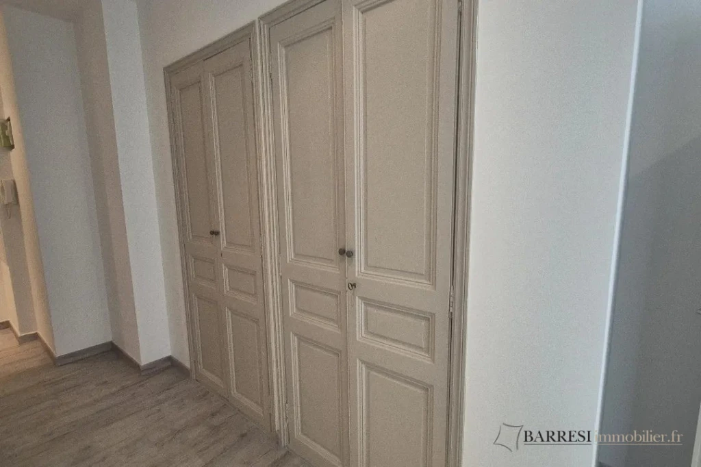 couloir avec grand rangement