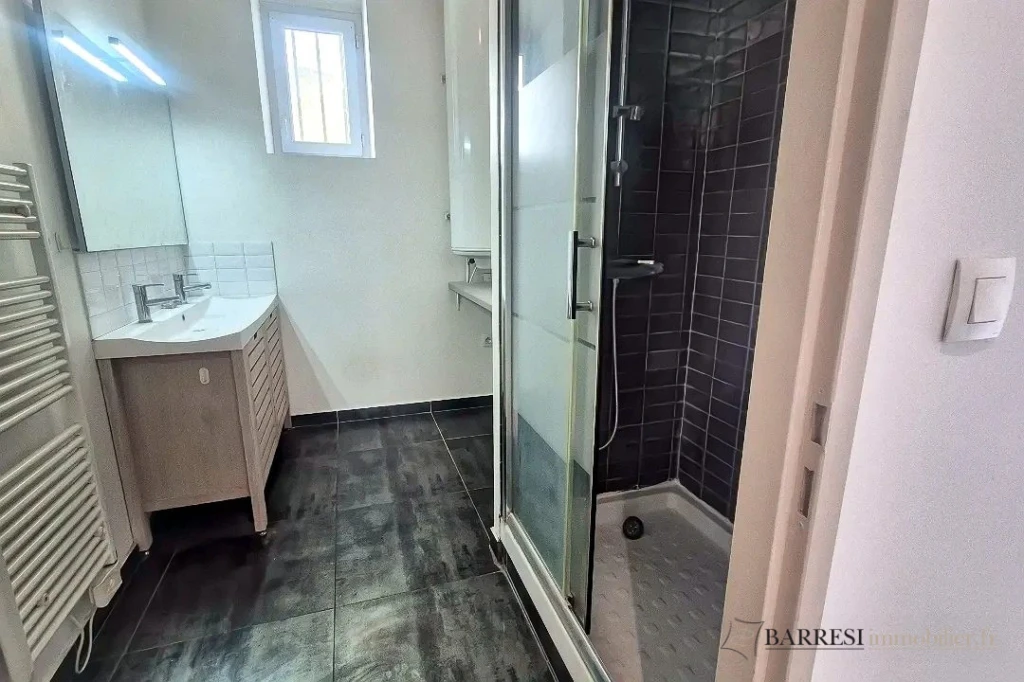 salle d'eau avec douche avec esapce buanderie