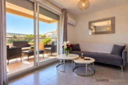 Séjour lumineux avec accès direct à la terrasse exposée Ouest