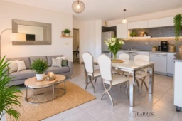 Séjour lumineux avec accès direct à la terrasse exposée Ouest