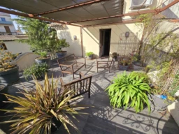 Une terrasse ensoleillée 1