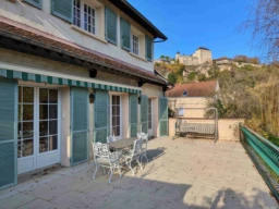 Belle et grande maison avec vue sur le Château