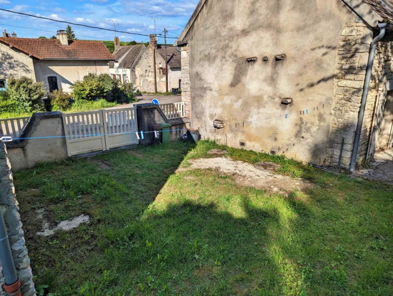 cour entre la grange et la maison