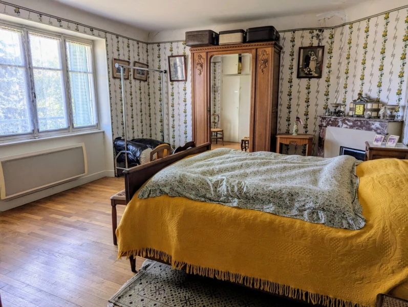 chambre<br>avec parquet et placard