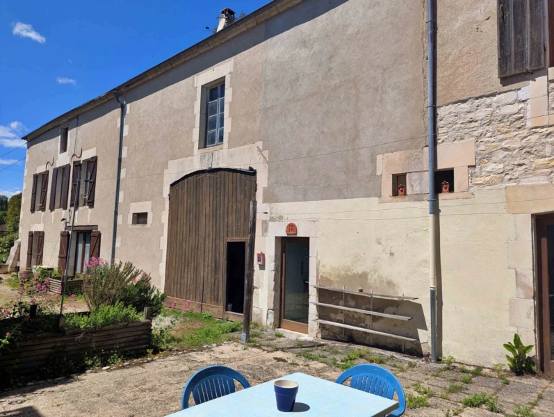 façade maison, grange et dépendance à Champs sur Yonne