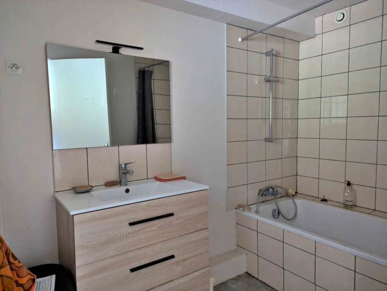 salle de bains maison à Champs sur Yonne
