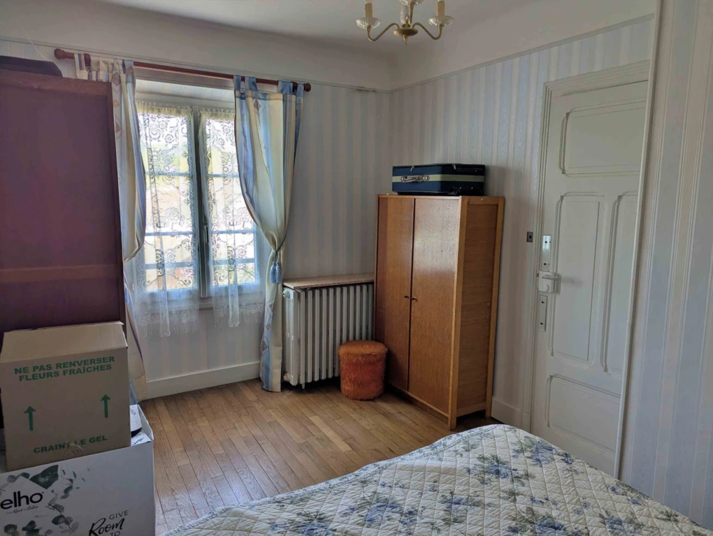 Chambre avec parquet village avec rivière Yonne