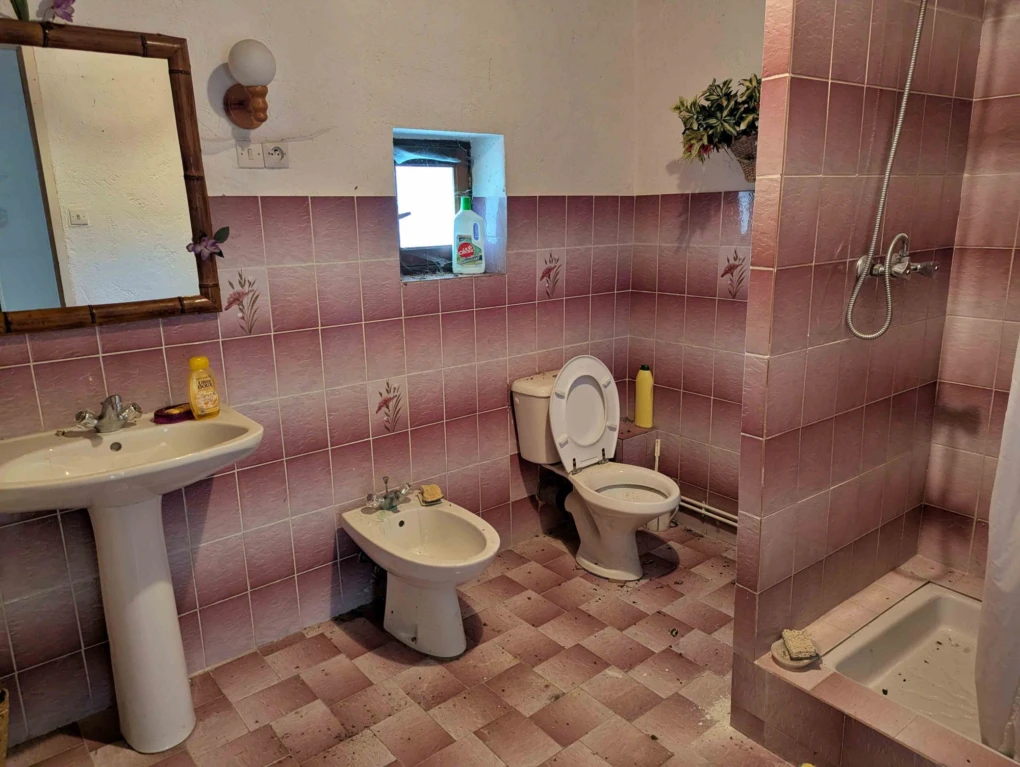 salle d'eau avec WC à Taingy