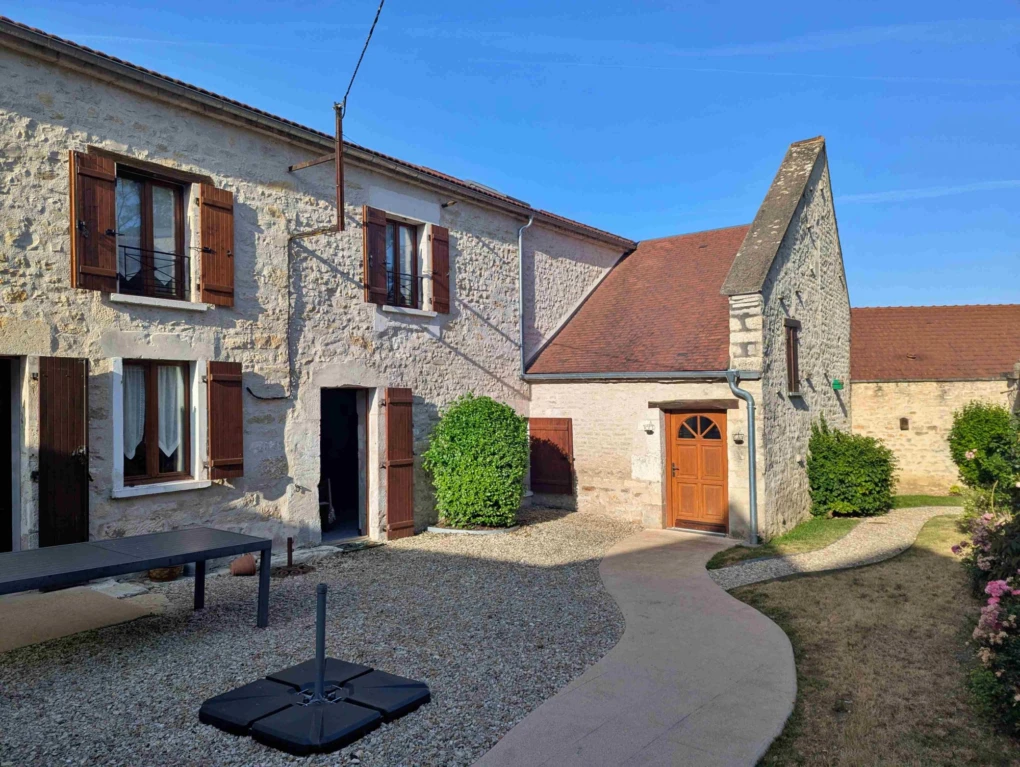 Belle maison familiale à vendre dans un village médiaval