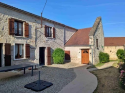 Belle maison familiale à vendre dans un village médiaval